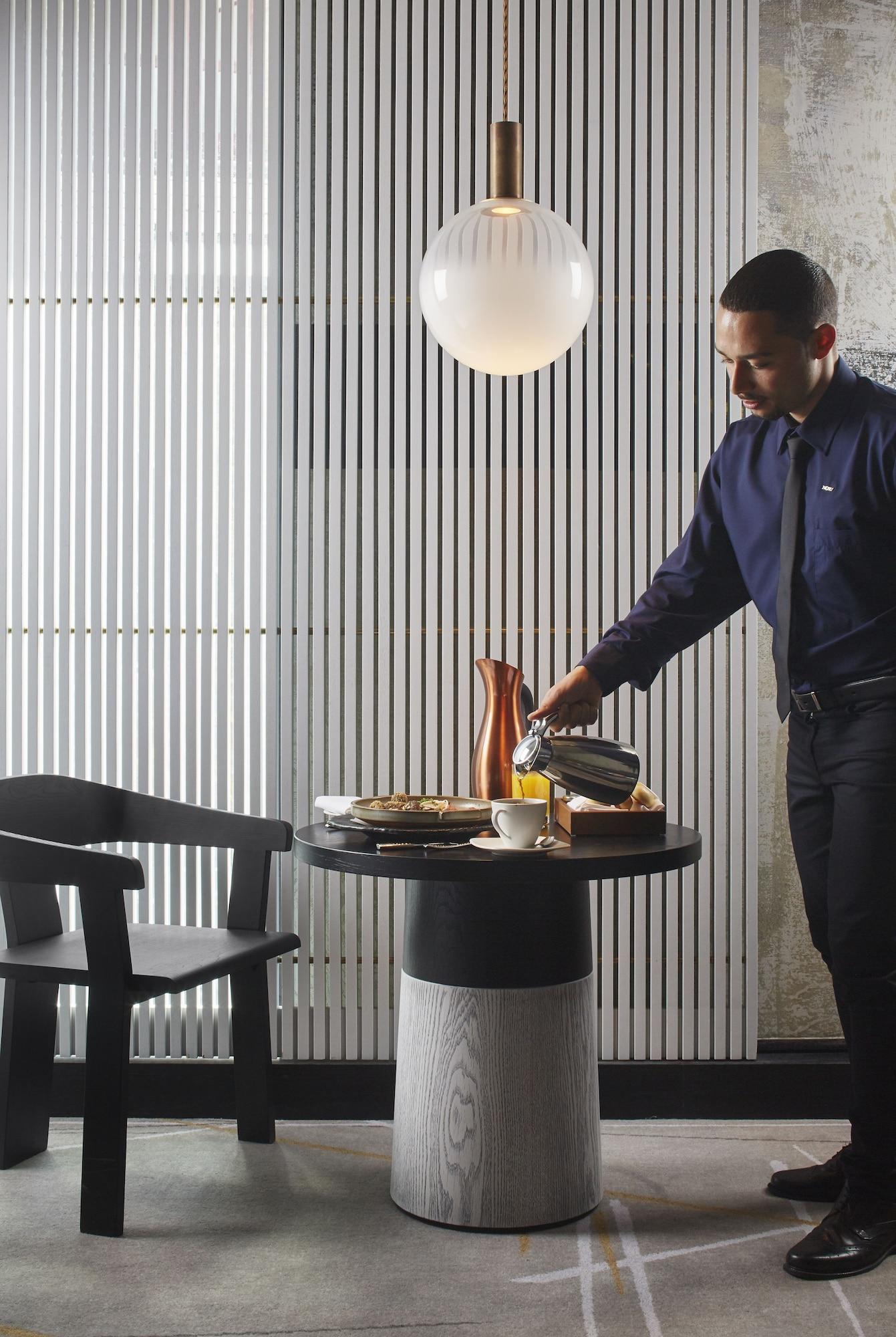 Nobu Hotel London Shoreditch Esterno foto A waiter clearing a table