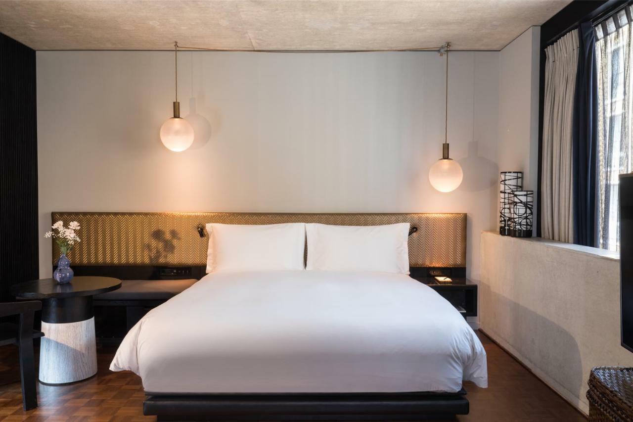 Nobu Hotel London Shoreditch Esterno foto A bedroom at the Edition